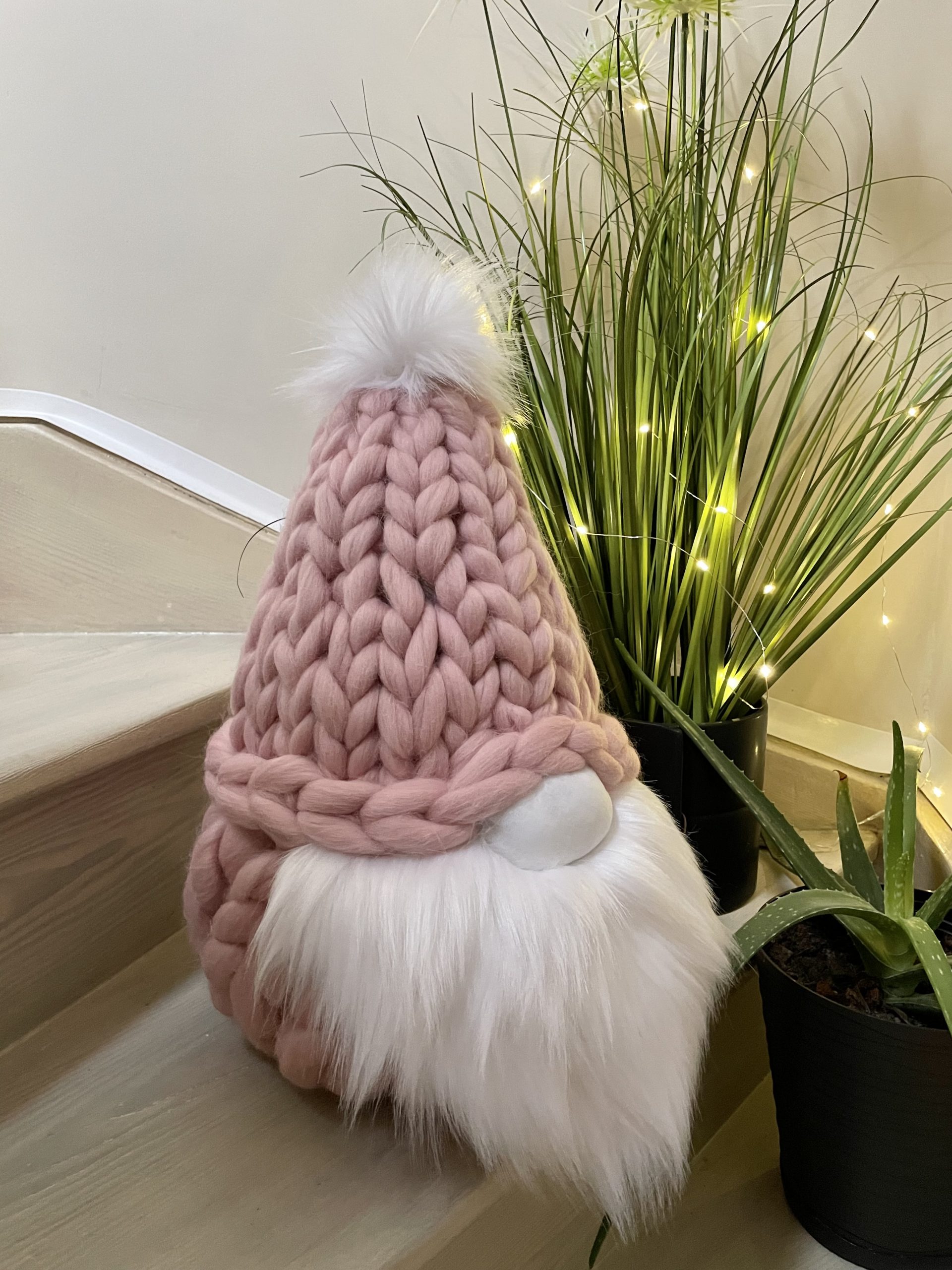 Wełniany Świąteczny Skrzat Leon - Rozmiar L - Pudrowy Róż - obrazek 2