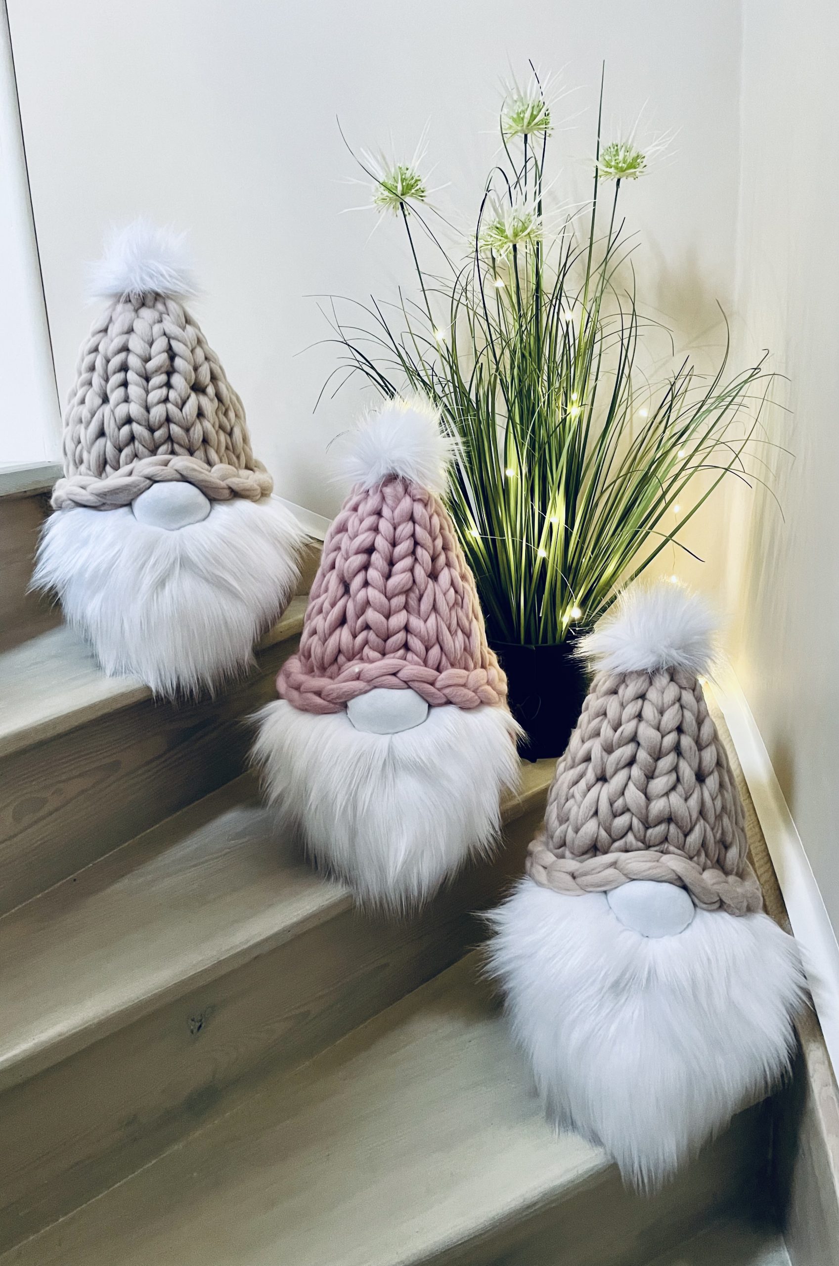 Wełniany Świąteczny Skrzat Leon - Rozmiar L - Pudrowy Róż - obrazek 3