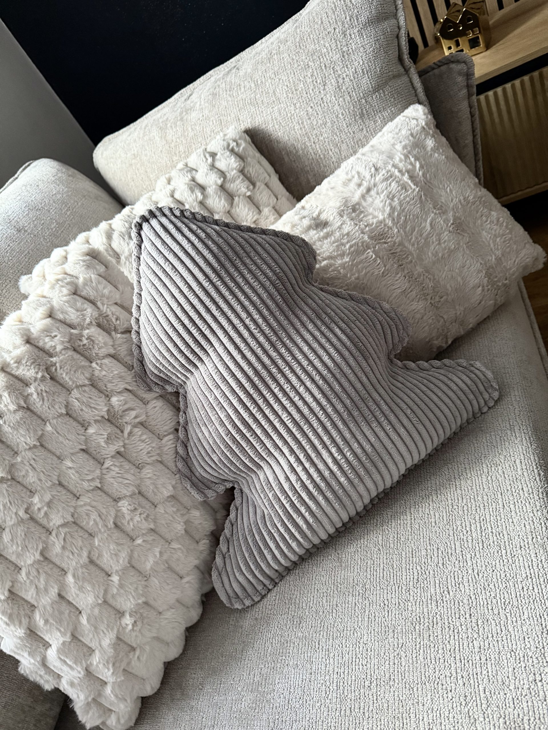 Zimowa Poduszka Choinka ze Sztruksu - Jasny Szary - obrazek 2