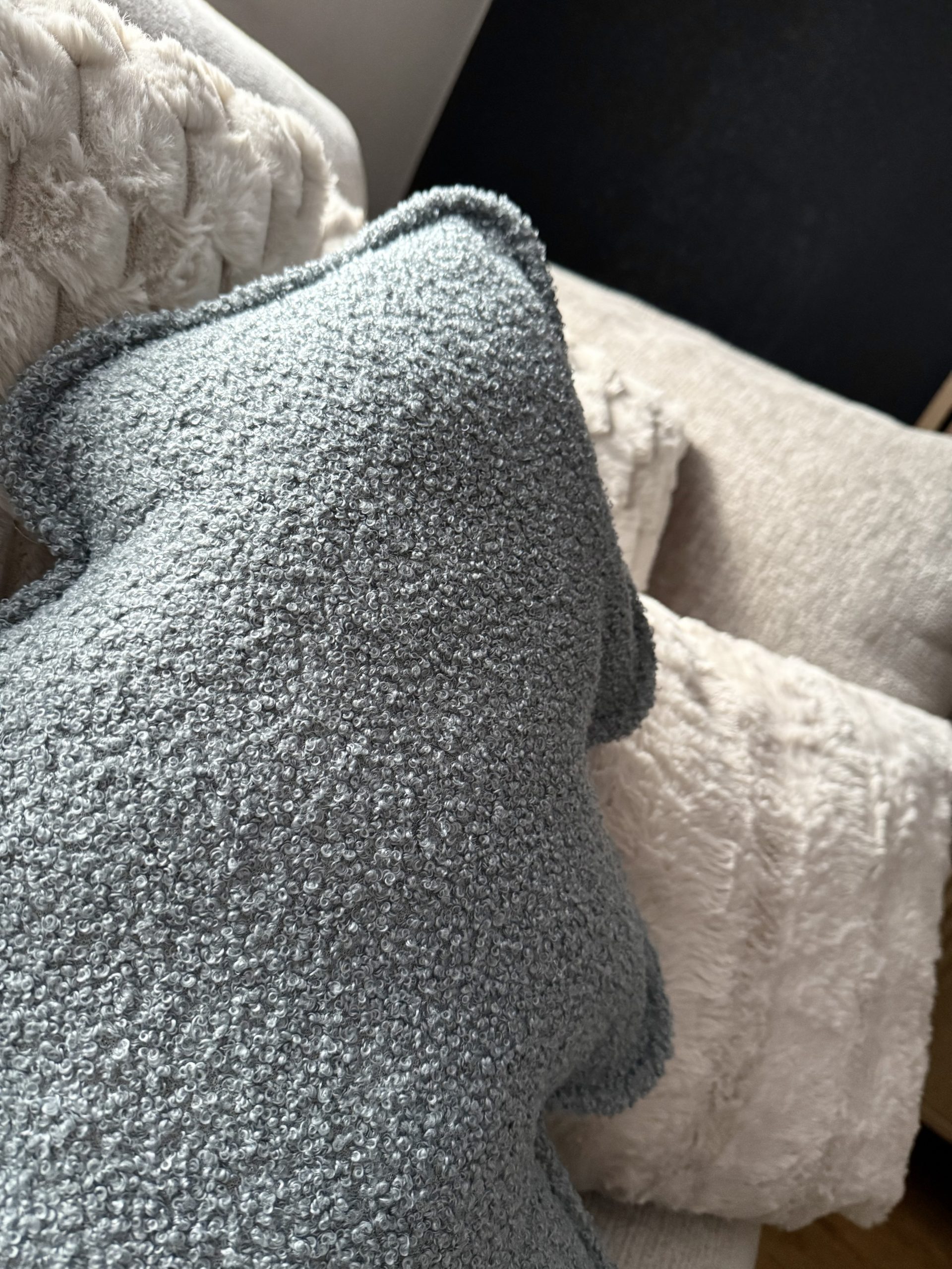 Zimowa Poduszka Choinka z Bukli - Niebieska Szałwia - obrazek 4