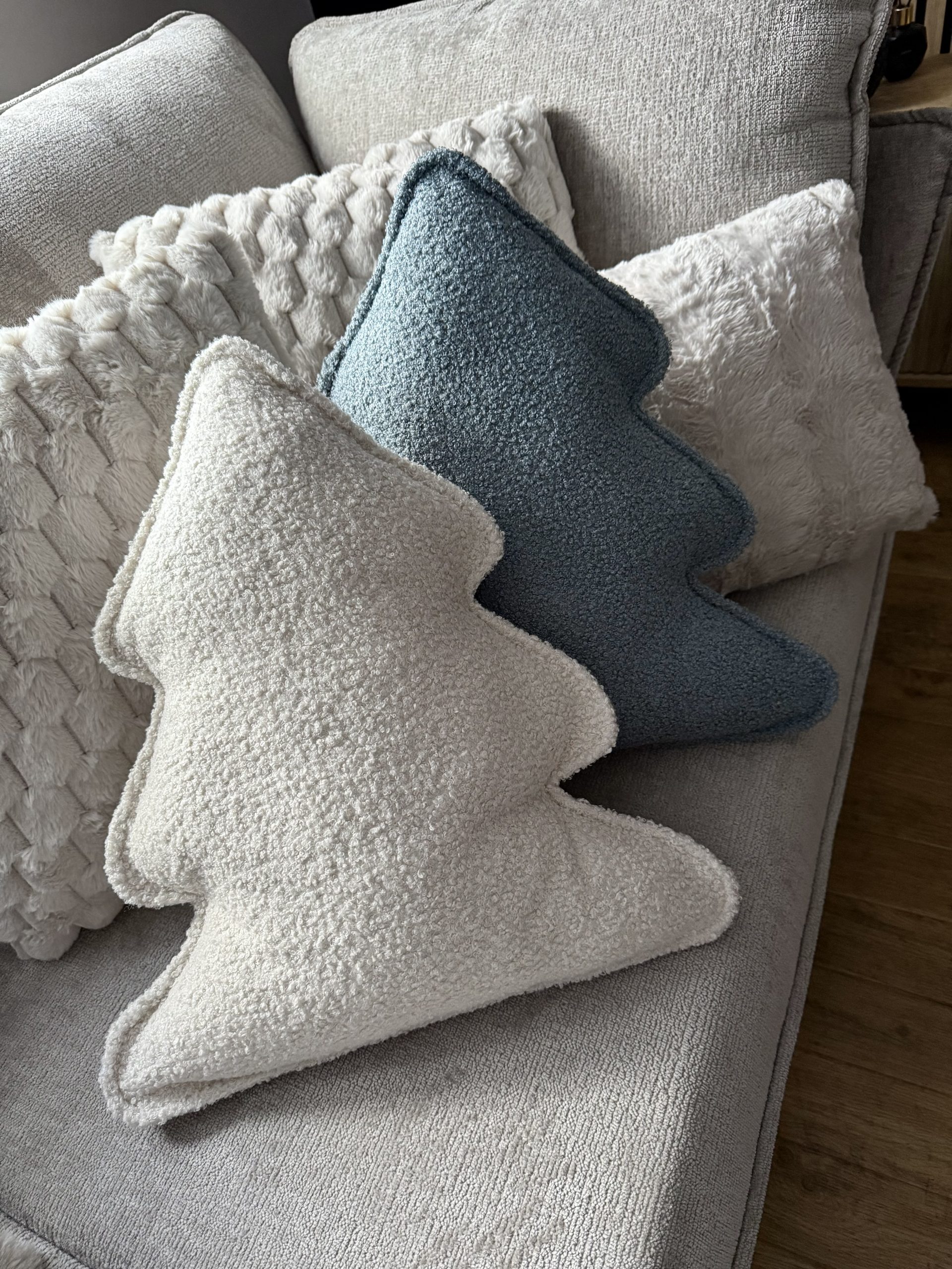 Zimowa Poduszka Choinka z Bukli - Niebieska Szałwia - obrazek 3