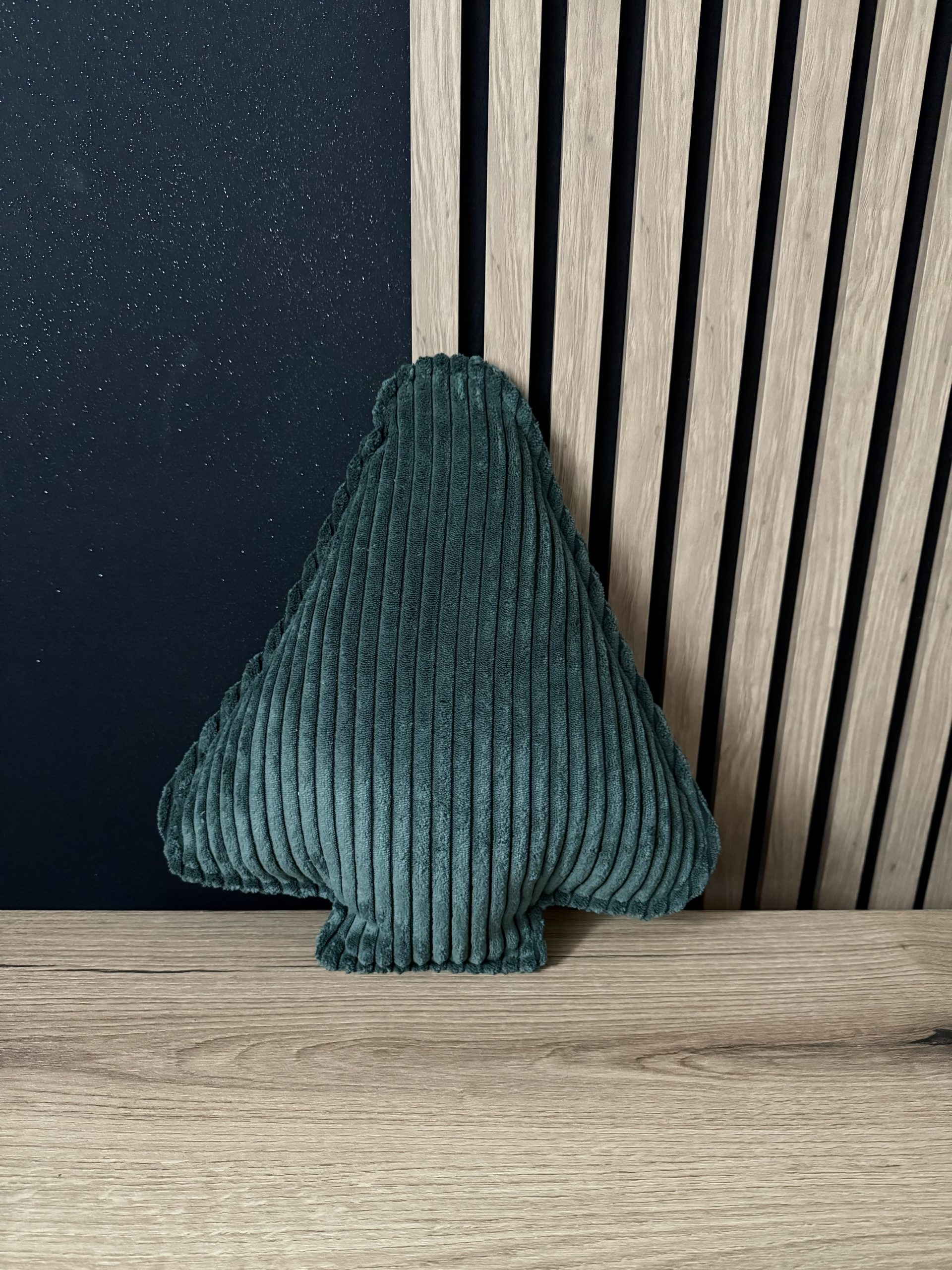 Zimowa Poduszka Choineczka ze Sztruksu - Butelkowa Zieleń - obrazek 2